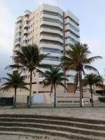 Prédio com piscina na cobertura frente ao mar, apartamento para até 6 adultos e 3 crianças até 8 anos, churrasqueira na sacada, Wi-Fi grátis, NÃO oferecemos roupas de cama e banho, 1 vaga de garagem, na Praia Grande-Vila Mirim - B&B