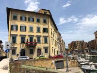 Renovated apartment with 3 bedrooms in an historic palazzo between port and old town - Chambres d’hôtes