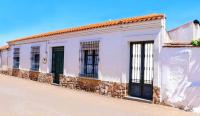Charming House in Castilblanco with Terrace and Fireplace - B&B Castilblanco