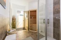 5 Sterne Ferienhaus direkt am See mit Sauna-Kamin-Garten - Chambres d’hôtes Krakow am See