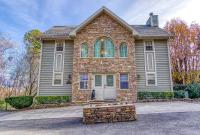 3 Decks, Mtn Views! Tree Tops by HoneyBearCabins - Luxury Rain Showers, 3 King suites, XL HotTub, Fireplace, Bear Sightings - B&B
