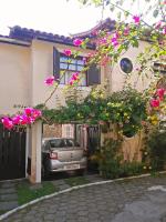 Casa a 500m da Rua das Pedras em lindo condomínio com portaria 24h - B&B