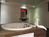 Suite mit Kingsize-Bett mit Whirlpool