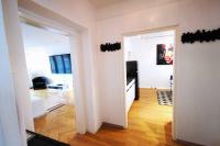 Charmante Zentrumswohnung mit Balkon und 80 zoll TV - B&B