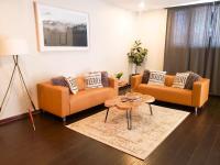 2BR Airy & Tidy Apt with Free Covered Parking - Central Modern - B&B