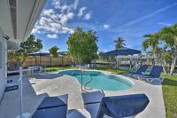 B&B Cape Coral - Sun-Soaked Canalside Villa with Pool, Game Room - Bed and Breakfast Cape Coral