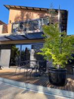 Adelphi Apartments 3 or 3A - Downstairs 2 Bedroom or Upstairs King Studio with Balcony - Chambres d'hôtes Echuca