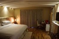 Habitación con cama extragrande y vistas a la montaña