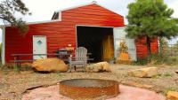 Canyonlands Barn Cabin with Loft, Full Kitchen, Dining Area for Large Groups - B&B Verdure