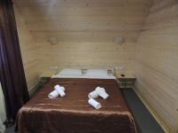 Zimmer mit Kingsize-Bett und Whirlpool