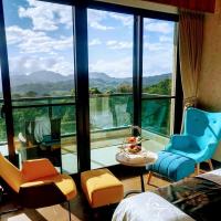 Zimmer mit Queensize-Bett und Whirlpool-Badewanne