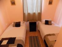 Chambre Lits Jumeaux avec Salle de Bains Commune