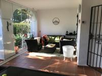 2 Bed Apartment - Sleeps 4 - Pool Patio Garden - Chambres d’hôtes Marbella