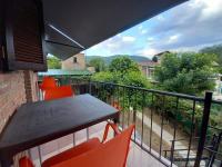 Apartment with Mountain View