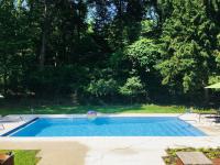Ravenswood Pool House - Bed and Breakfast