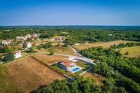 Spacious New design Villa Vitis Vitae, private pool ,1400m2 garden , Central Istria - B&B Svetvinčenat