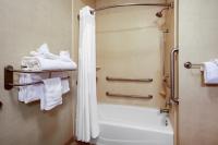 Zimmer mit Kingsize-Bett und Badewanne - barrierefrei