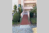 Lovely 2 bedroom apartment including pool, stunning ocean views & beach closeby - Chambres d'hôtes Senhora da Luz