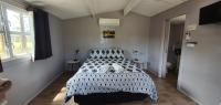 Habitación con cama grande