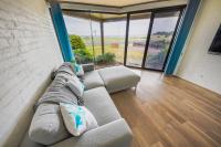 Max's Beachside Holiday Home - Bed and Breakfast Torquay