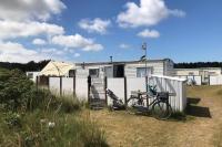 B&B Nes - Knusse caravan camping Duinoord 300m van strand - Bed and Breakfast Nes