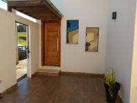 Casinha Branca De Varanda com piscina e fundo pra represa funil em Ijaci - B&B Ijaci