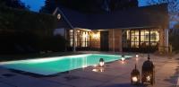 Zimmer mit Kingsize-Bett und Poolblick