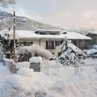 Zimmer mit Kingsize-Bett und Bergblick