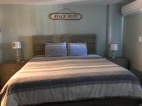 Beautiful remodeled condominiun with an impecable view to the beach and city avenues walk distance to the beach - Chambres d'hôtes San Juan