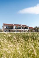 Beachfront Reiterer Villa V3 with Jacuzzi 30 meters from the Beach - CROWONDER LUXURY RENT - Chambres d'hôtes Privlaka