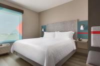Zimmer mit Kingsize-Bett und rollstuhlgerechter Dusche – barrierefrei