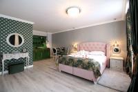 Deluxe Queen Studio 