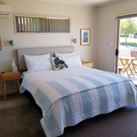 Zimmer mit Kingsize-Bett und Balkon