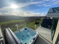 Hot Tub Lodge with Panoramic Views & Free Golf - B&B Swarland