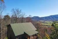 B&B Sevierville - Gorgeous View. Hot Tub. Privacy. Fireplace. Pool & Fishing Access! - Bed and Breakfast Sevierville