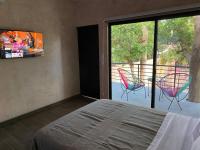 Suite con cama grande y vistas a la piscina