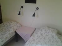 Petite Chambre Lits Jumeaux avec Salle de Bains Commune