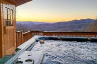 Smoky Mountain Cabin with Hot Tub and Views! - B&B Bryson City