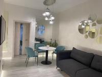 Panorama Luxury Apartment in The House with a Spire, a historical building in the city centre - B&B Jarkov