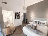 Zimmer mit Kingsize-Bett und Poolblick