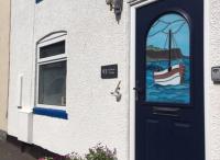 Sunbeam Cottage - 3 bedroom traditional cottage - Straight off the beach - B&B