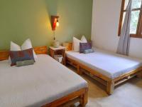 Tweepersoonskamer met 2 Aparte Bedden en Gedeelde Badkamer