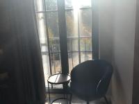 Zimmer mit Kingsize-Bett und Gartenblick.