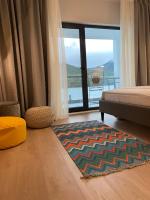 Zimmer mit Queensize-Bett und Balkon