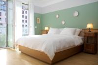 Habitación con cama extragrande y vistas al jardín