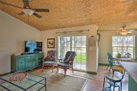 Quaint Countryside Casita 45 Mi to Ft Worth - Bed and Breakfast