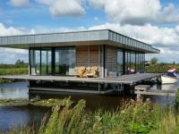 B&B Goingahuizen - Lovely house boat in Goengahuizen with sauna - Bed and Breakfast Goingahuizen