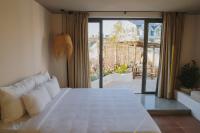 Zimmer mit Kingsize-Bett und Gartenblick. 