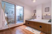 Lujo a tu alcance con spa y garaje pleno centro - B&B