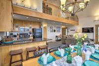 Logan Road Lookout, Lincoln City Home w/ Game Room - Chambres d'hôtes Lincoln City